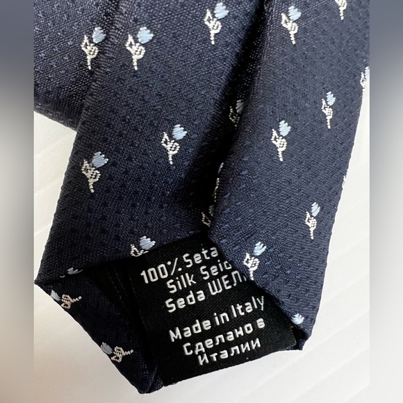 NEW $115 HUGO BOSS Men's Navy Blue Floral Print Made in Italy 100% Silk Tie - Picture 9 of 13